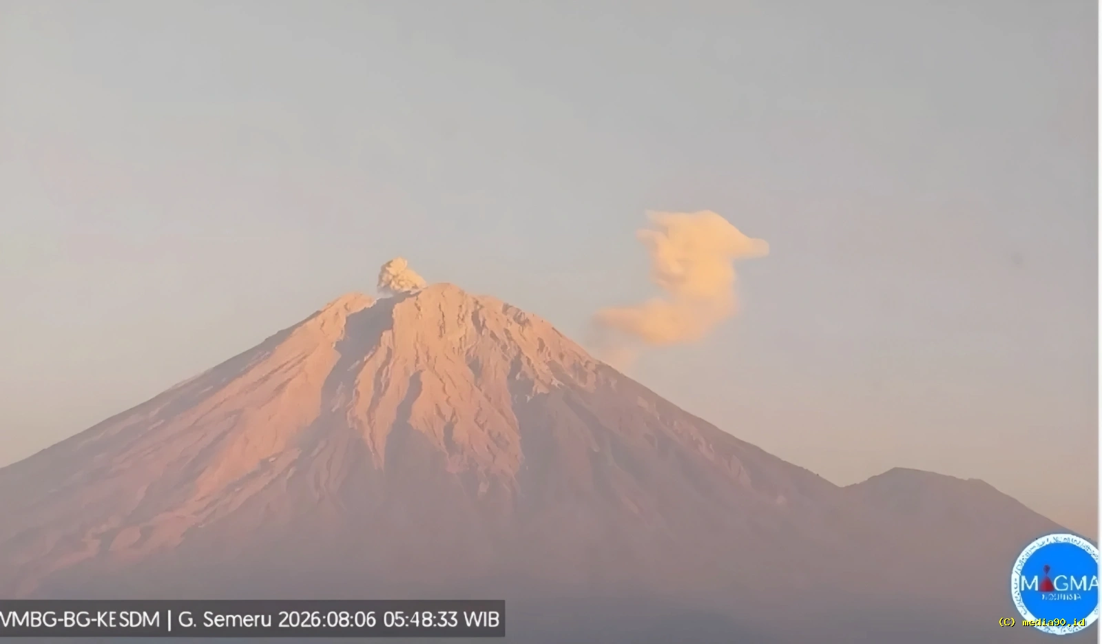 Gunung Semeru Erupsi Dua Kali Kolom Abu Membumbung hingga 800 Meter