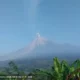 Gunung Semeru Erupsi Selasa Pagi, Kolom Abu Capai 800 Meter Mengarah ke Timur-Tenggara