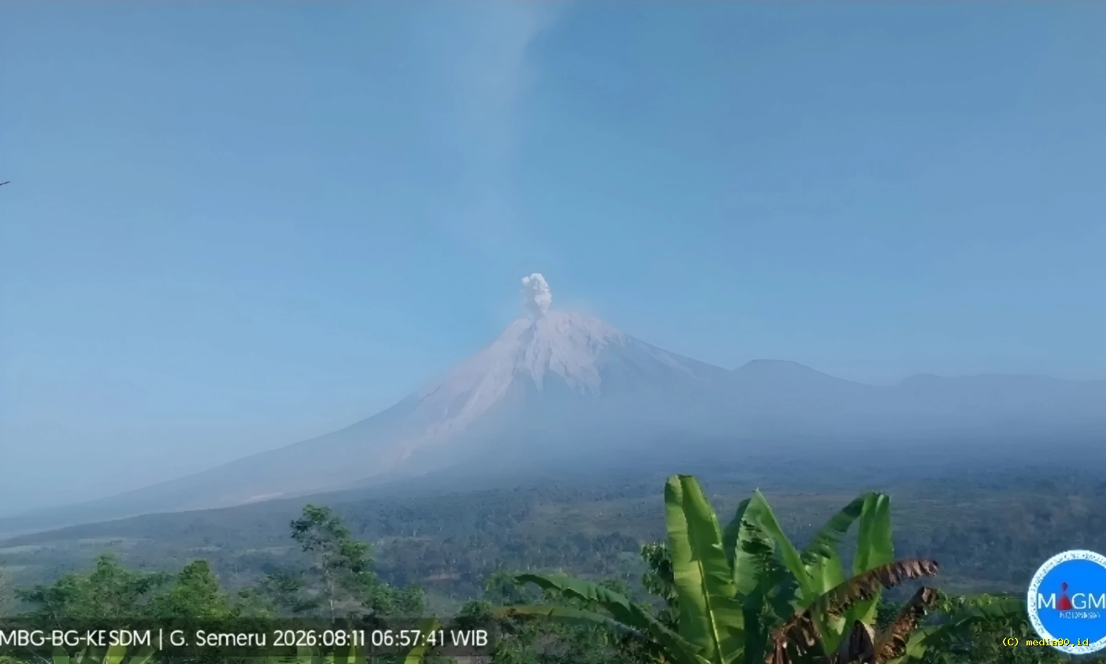 Gunung Semeru Erupsi Selasa Pagi, Kolom Abu Capai 800 Meter Mengarah ke Timur-Tenggara