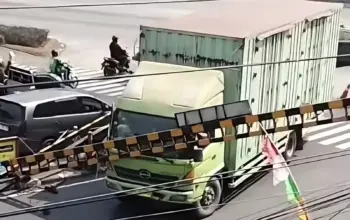 Poltar Pasar Jerakah Kembali Roboh Diterjang Truk Hino, Jalur Ngaliyan-Semarang Tersendat 3 Jalur Ngaliyan-Kota Semarang Tersendat, Poltar Pasar Jerakah Kembali Roboh Diterjang Truk