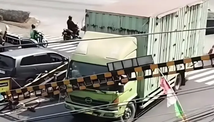 Poltar Pasar Jerakah Kembali Roboh Diterjang Truk Hino, Jalur Ngaliyan-Semarang Tersendat