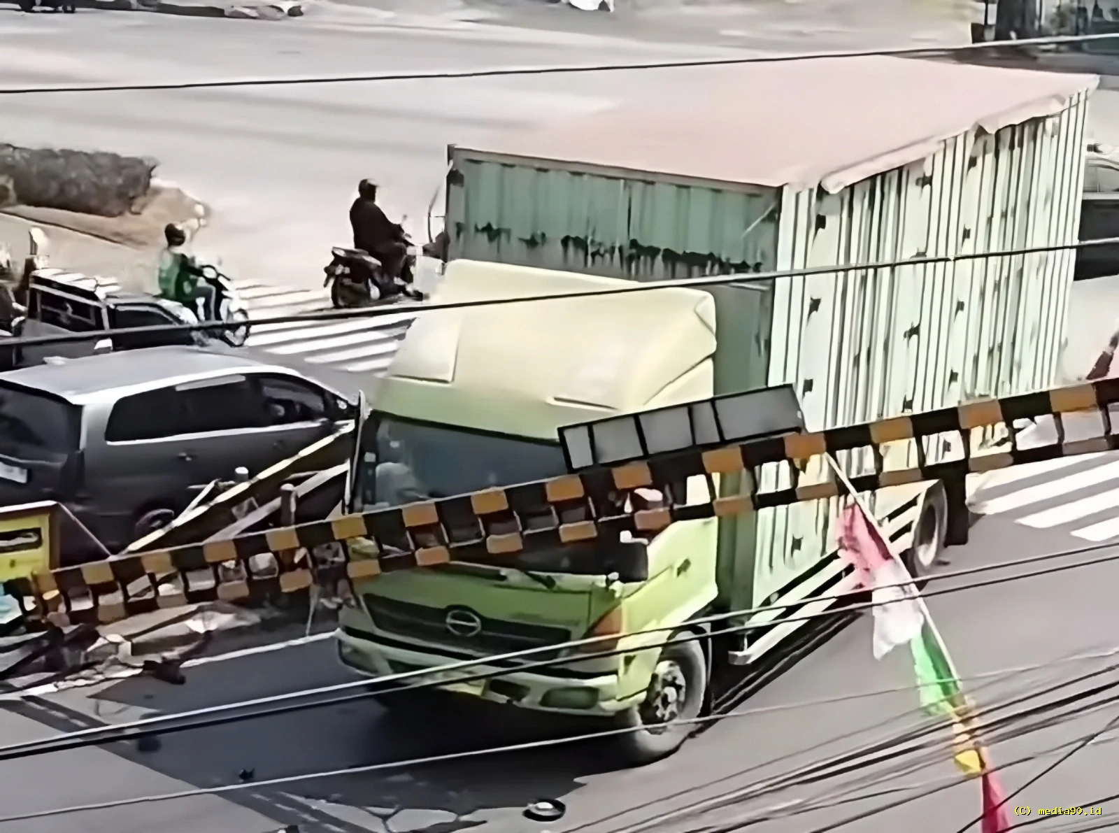 Jalur Ngaliyan-Kota Semarang Tersendat, Poltar Pasar Jerakah Kembali Roboh Diterjang Truk