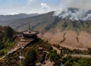 Karhutla Belum Padam, Penutupan Bromo Diperpanjang hingga 15 Agustus 11 Karhutla Masih Berlangsung Penutupan Bromo Diperpanjang hingga 15 Agustus