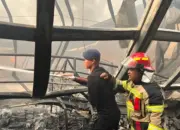 Kebakaran Gudang di Kosambi Brimob Polda Metro Dikerahkan Bantu Pemadaman