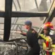 Brimob Polda Metro Bantu Tangani Kebakaran Gudang di Kosambi