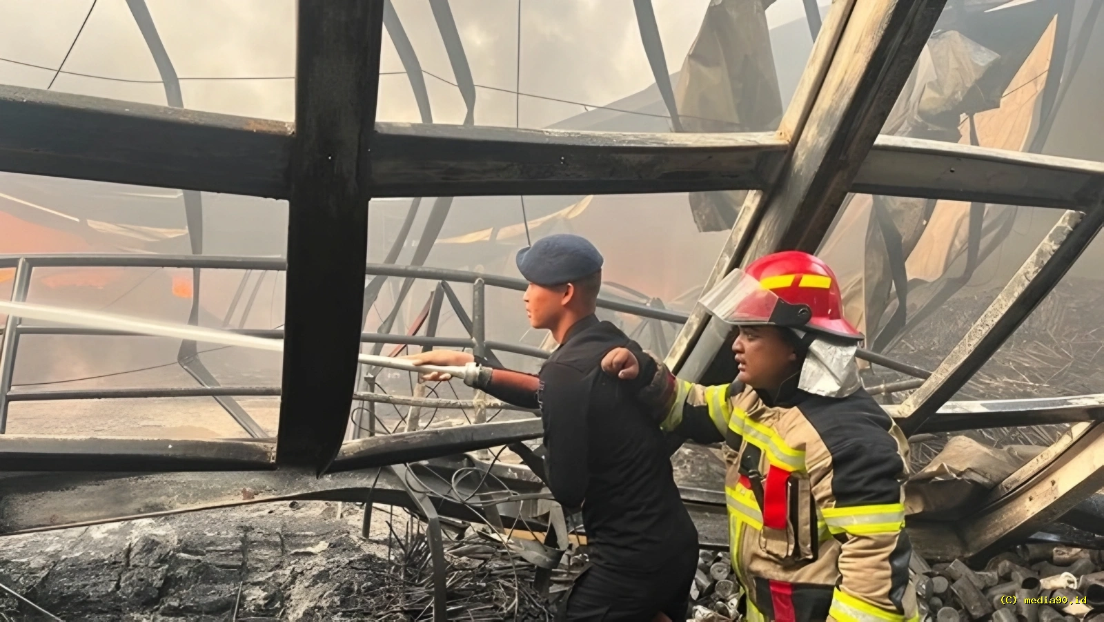 Kebakaran Gudang di Kosambi Brimob Polda Metro Dikerahkan Bantu Pemadaman