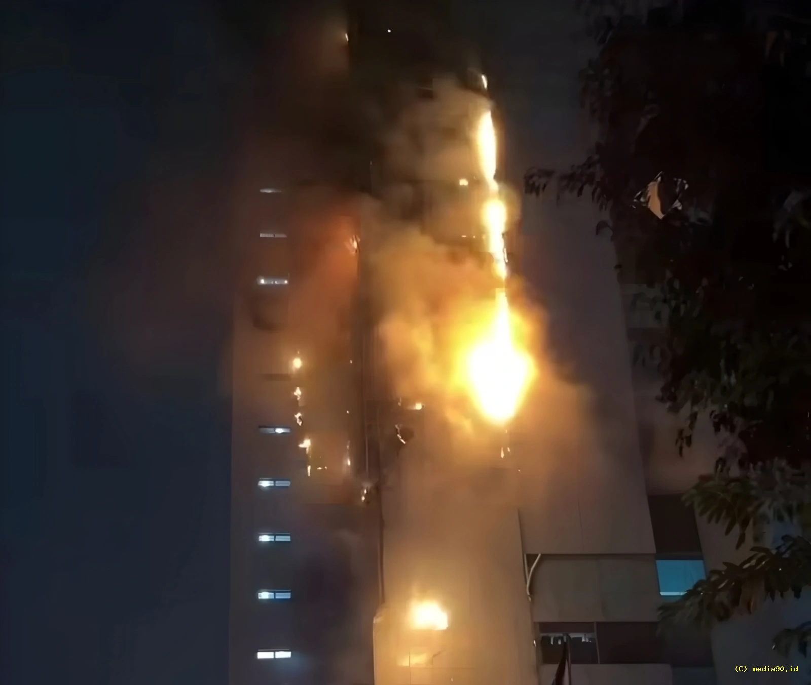 Kebakaran Hebat Landa Gedung Bapenda DKI Jakarta di Gambir Api Berkobar Dekat SPBU