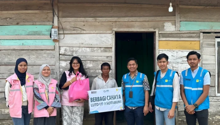 Lewat Program Light Up the Dream, PLN UP3 Kotabumi Sambungkan Listrik Gratis untuk 10 Warga Kurang Mampu