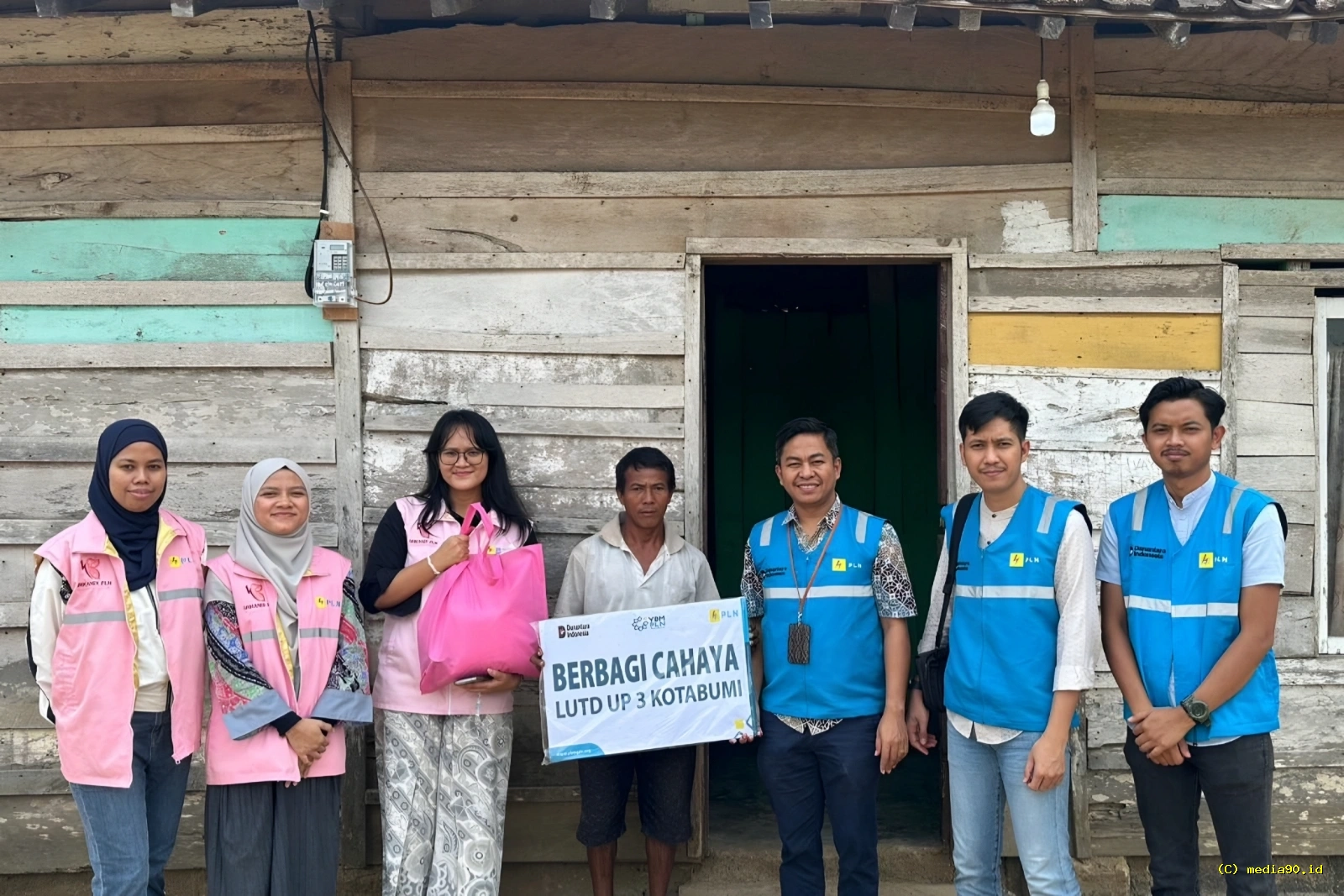 Lewat Program Light Up the Dream PLN UP3 Kotabumi Sambungkan Listrik Gratis untuk Warga Kurang Mampu