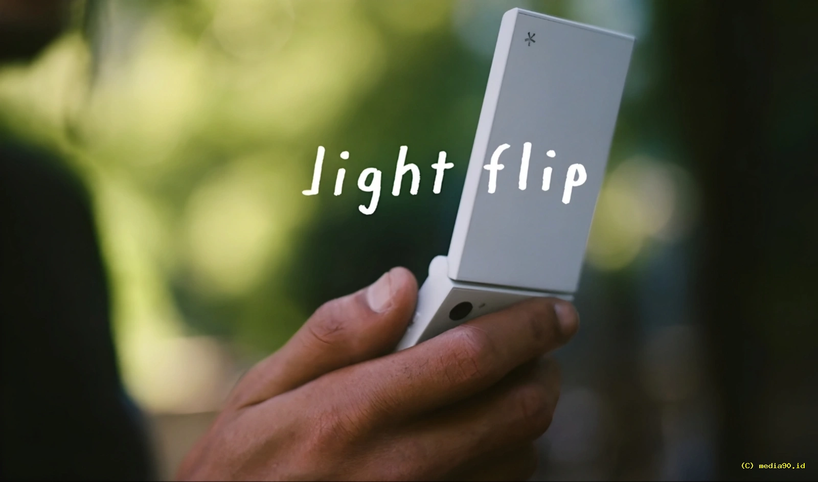 Light Flip Diperkenalkan, Usung Konsep Ponsel Lipat Bernuansa Retro