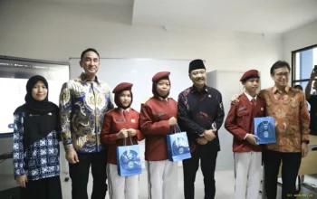 Menkes Ingatkan Siswa Sekolah Rakyat Jaga Kesehatan, Mulai dari Sikat Gigi 3 Menkes Ingatkan Siswa Sekolah Rakyat Jaga Kesehatan Tekankan Pentingnya Sikat Gigi