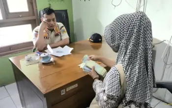 Pengemis di Kawasan Menara Kudus Raup Rp540 Ribu Sehari, Diduga Paksa Peziarah hingga Tarik Baju 4 Modus Pengemis di Kudus Raup Rp540 Ribu Sehari Paksa Pengendara hingga Tarik Baju