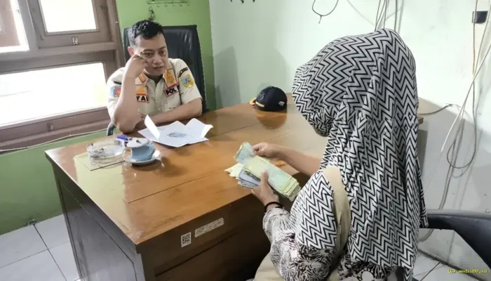 Pengemis di Kawasan Menara Kudus Raup Rp540 Ribu Sehari, Diduga Paksa Peziarah hingga Tarik Baju