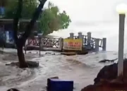 Pantai Kukup Gunungkidul Diterjang Gelombang 4 Meter, Wisatawan Diminta Waspada