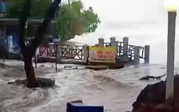 Pantai Kukup Gunungkidul Diterjang Gelombang 4 Meter, Wisatawan Diminta Waspada