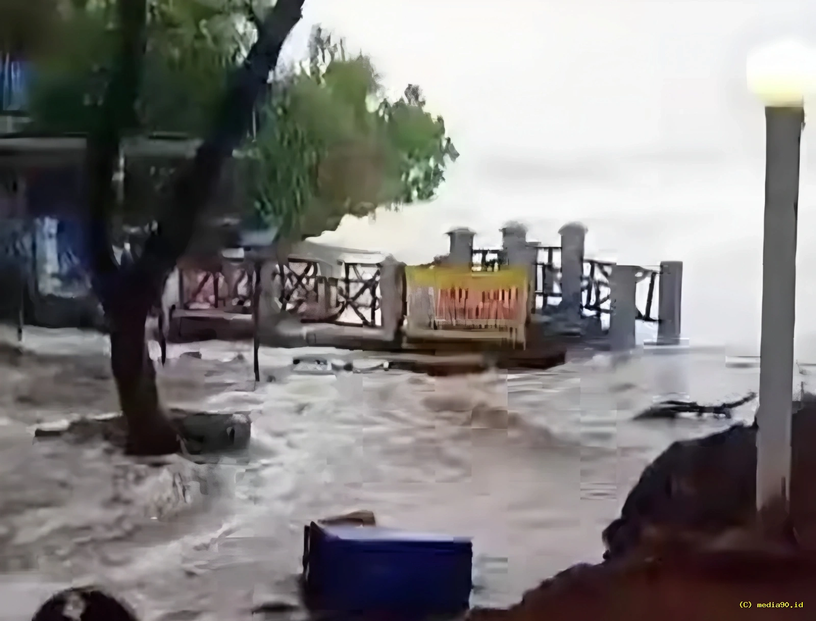 Pantai Kukup Gunungkidul Diterjang Gelombang 4 Meter, Wisatawan Diminta Waspada