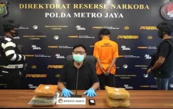 Polda Metro Jaya Gagalkan Peredaran Ganja 4 Kg di Jakbar, Seorang Pengedar Ditangkap 3 Pengedar Ganja di Jakarta Barat Ditangkap Polisi Amankan Barang Bukti 4 Kg