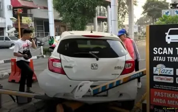 Pengemudi Diduga Mabuk Tabrak Portal Mall Paskal 23 Bandung Malah Tertidur di Dalam Mobil