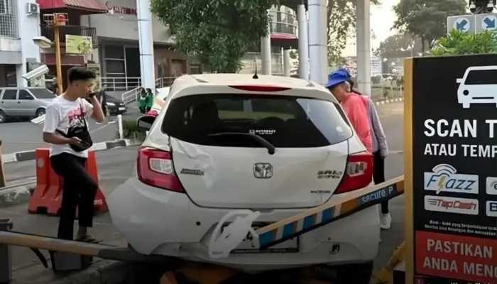 Geger! Diduga Mabuk, Pengemudi Tabrak Portal Mall Paskal 23 Bandung lalu Tertidur