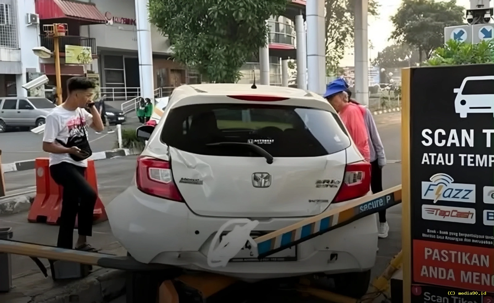 Pengemudi Diduga Mabuk Tabrak Portal Mall Paskal 23 Bandung Malah Tertidur di Dalam Mobil