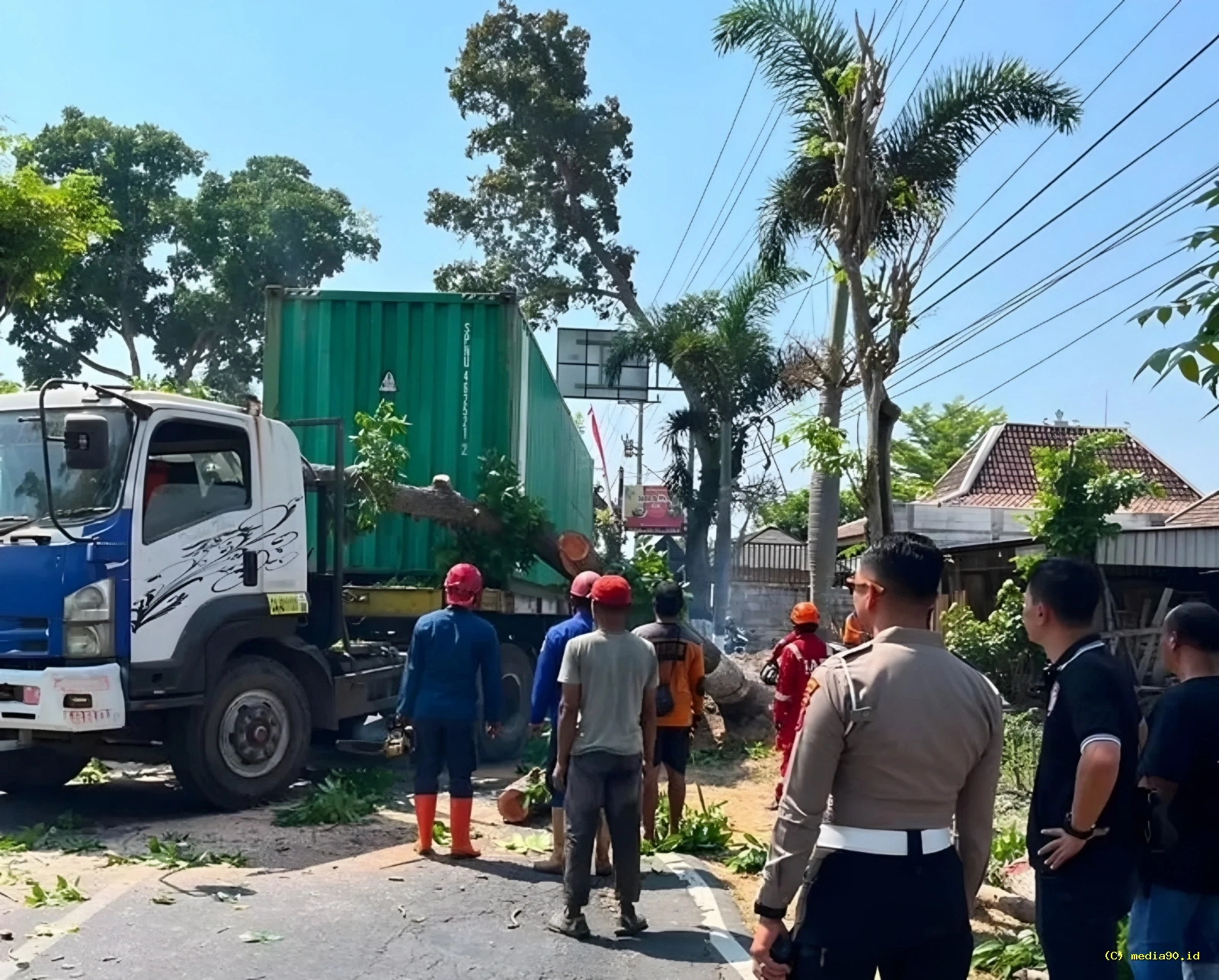 Pohon Tumbang Timpa Truk Kontainer di Jalan Rajawali Sukoharjo Evakuasi Berlangsung