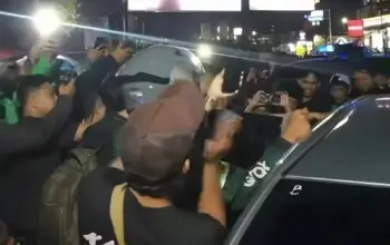 Viral! Diduga Coba Begal Driver GoCar di Serpong, Pria Berhoodie Hitam Diamankan Warga dan Polisi 3 Pria Berhoodie Hitam Diduga Coba Begal Driver GoCar di Serpong Aksinya Viral dan Berakhir Ditangkap