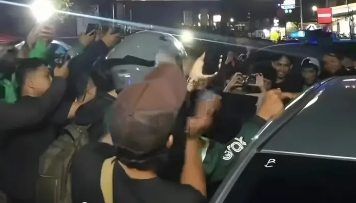 Viral! Diduga Coba Begal Driver GoCar di Serpong, Pria Berhoodie Hitam Diamankan Warga dan Polisi
