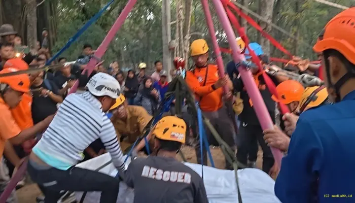 Relawan Sragen Berjibaku 2 Jam Siapkan Pemakaman Wanita Berbobot 300 Kg