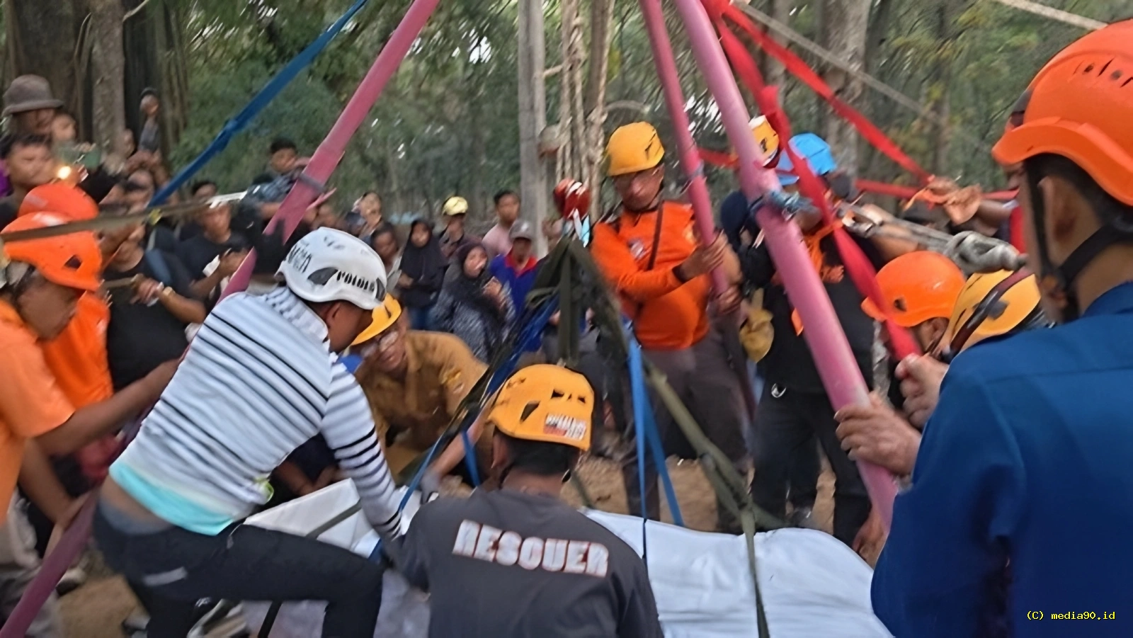 Relawan Sragen Berjibaku 2 Jam Siapkan Pemakaman Wanita Berbobot 300 Kg
