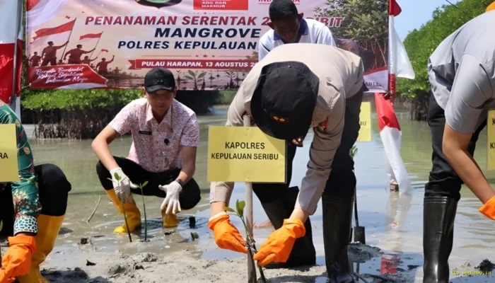 Sambut HUT RI, Polres Kepulauan Seribu Tanam 2.000 Mangrove dan Salurkan Bansos