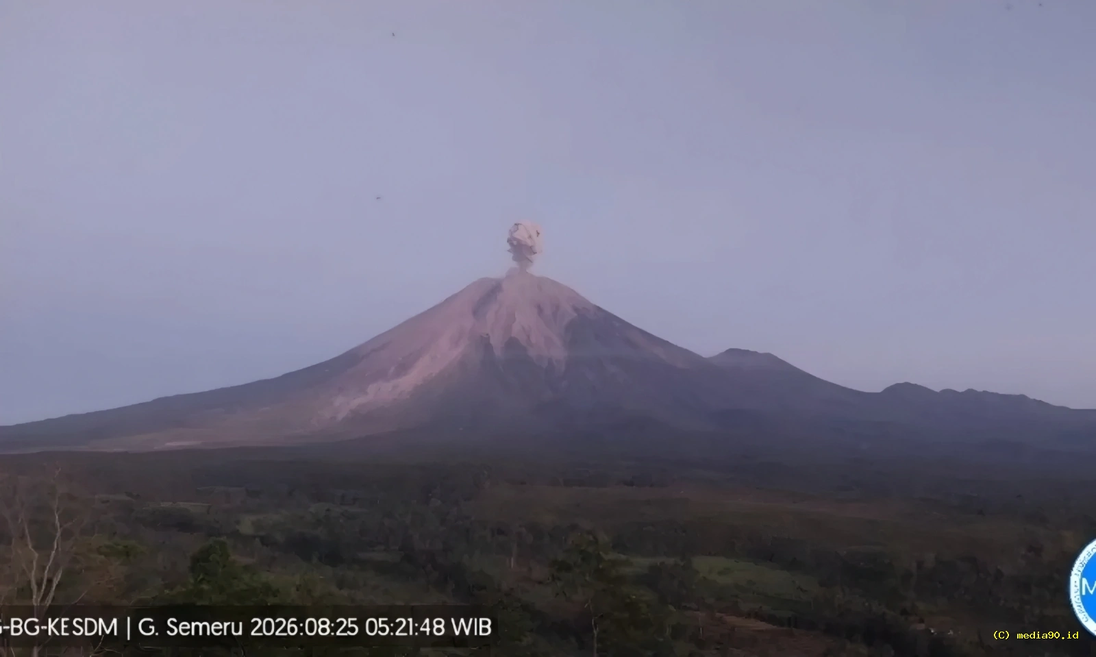 Semeru Erupsi Lagi Abu Vulkanik Membubung 600 Meter Warga Diminta Waspada