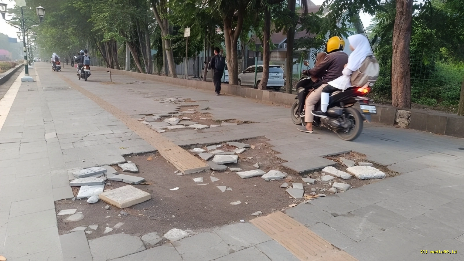 Trotoar Jalan Alternatif Sentul Rusak Kerap Dipakai Pemotor sebagai Jalur Pintas