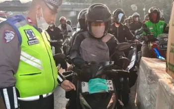 Tutup Plat Nomor dengan Masker di Jakarta Timur, Pengendara Bisa Kena Tilang 7 Tutup Plat Nomor Pakai Masker di Jakarta Timur Pengendara Bisa Kena Tilang