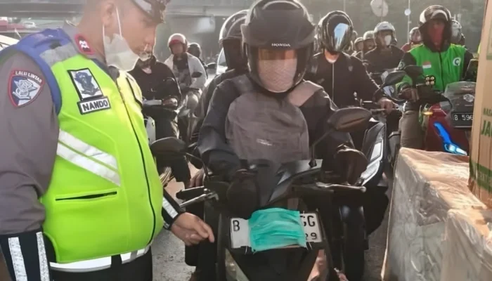 Tutup Plat Nomor dengan Masker di Jakarta Timur, Pengendara Bisa Kena Tilang