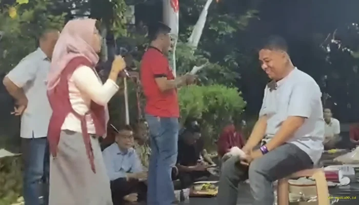 Bikin Ngakak, Lomba Ngomel Bojo Warnai 17-an Warga Gresik