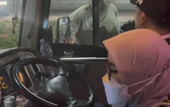 Viral Bus Damri di Tol Jagorawi Diduga Dipepet Truk Tanpa Pelat, Penumpang Klaim Diancam Golok