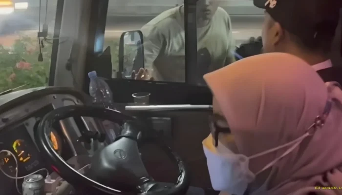 Viral Bus Damri di Tol Jagorawi Diduga Dipepet Truk Tanpa Pelat, Penumpang Klaim Diancam Golok