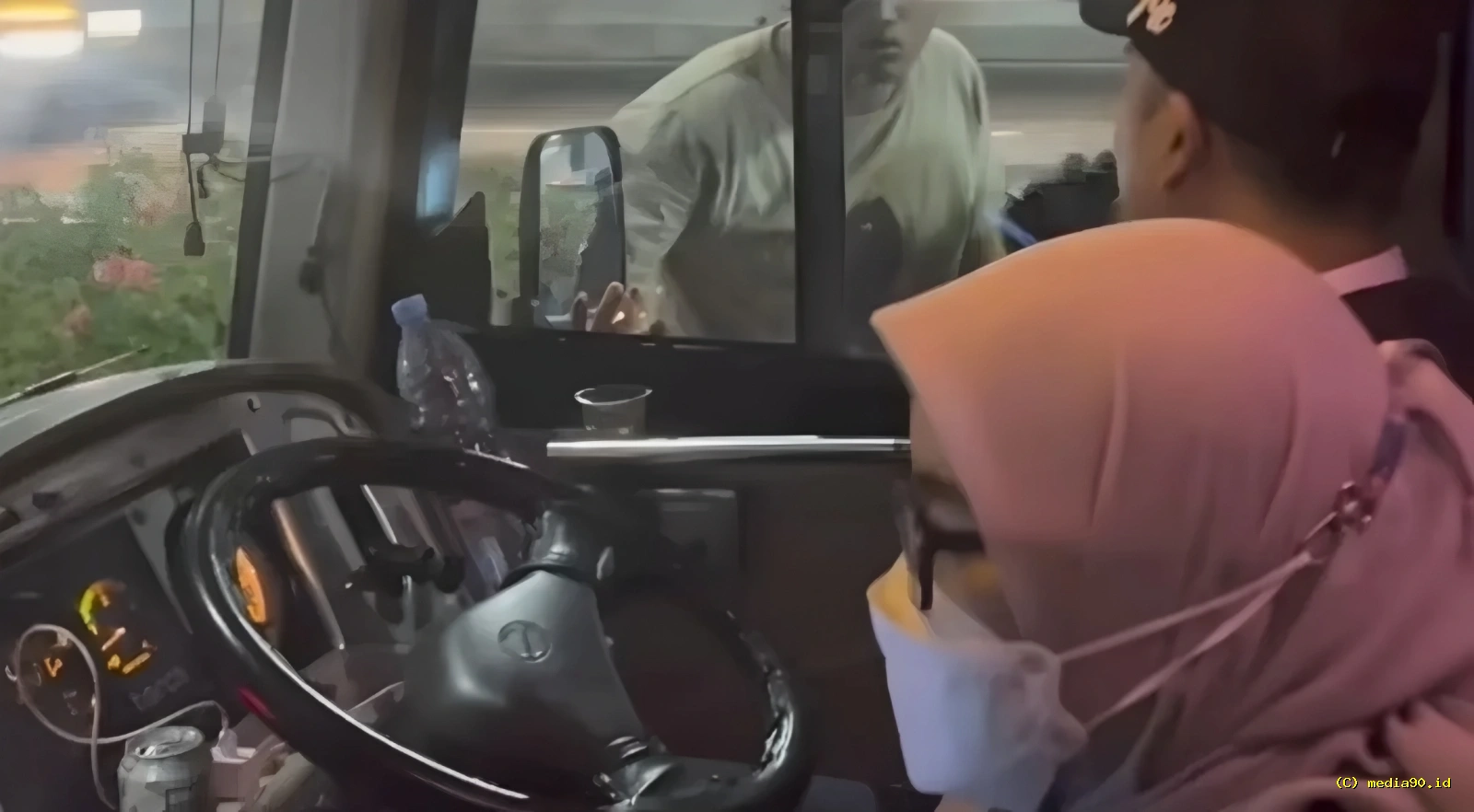 Viral Bus Damri di Tol Jagorawi Diduga Dipepet Truk Tanpa Pelat, Penumpang Klaim Diancam Golok