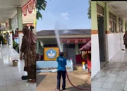 Dua SD di Tanjung Sari Terdampak Abu Anak Krakatau Damkarmat Lamsel Bantu Bersihkan