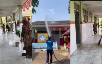 Dua SD di Tanjung Sari Terdampak Abu Anak Krakatau Damkarmat Lamsel Bantu Bersihkan