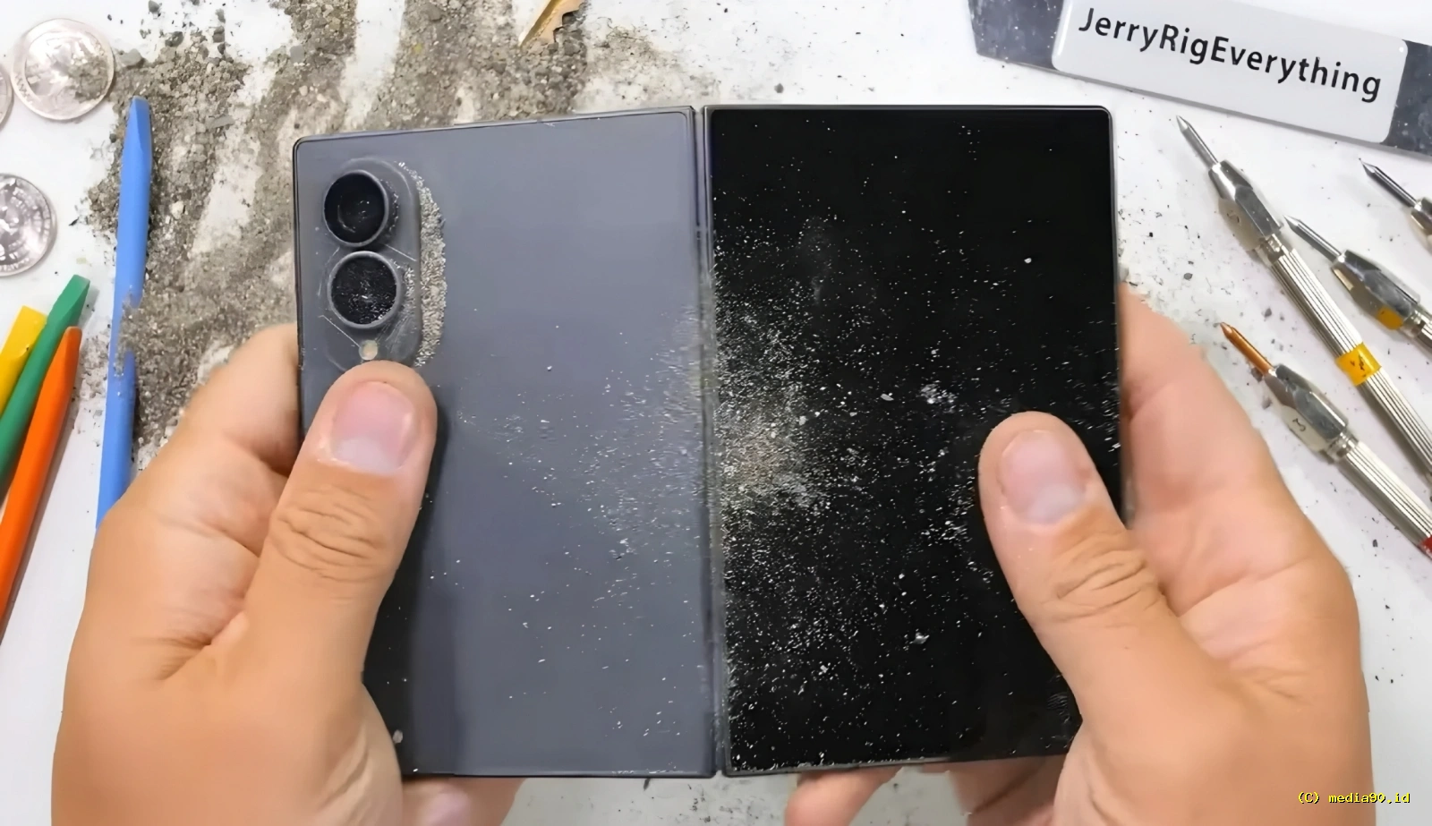 Galaxy Z Fold8 Jadi Sasaran Uji Ketahanan, Mampu Bertahan dari Siksaan?